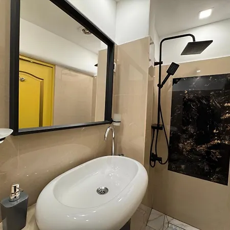 H Hotel Virtual Reception No On-Site Staff 酒店 3*