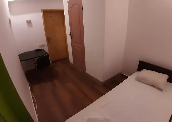 מלון H Hotel Virtual Reception No On-Site Staff 3*